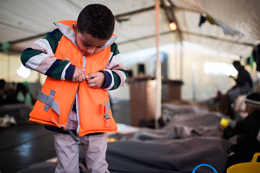 Un niño a bordo del barco de rescate humanitario SeaWatch3, que los gobiernos europeos dejaron varado durante 19 días en el Mediterráneo central en diciembre de 2018.
