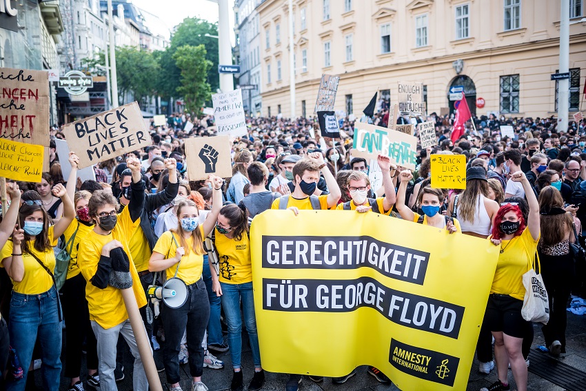 Alrededor de 50,000 personas participaron en una manifestación antirracista en Viena el jueves 4 de julio de 2020