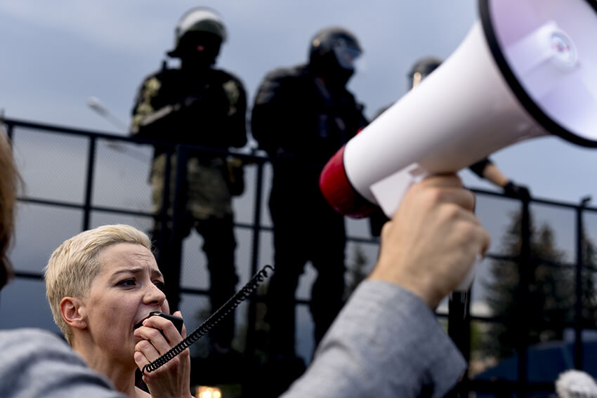 La activista política bielorrusa Maria Kolesnikova lanza un discurso frente a las fuerzas de seguridad que impiden a los y las manifestantes llegar al Palacio Presidencial. Miles de personas se concentraron en el centro de Minsk para exigir la dimisión del presidente bielorruso Alexander Lukashenko. 