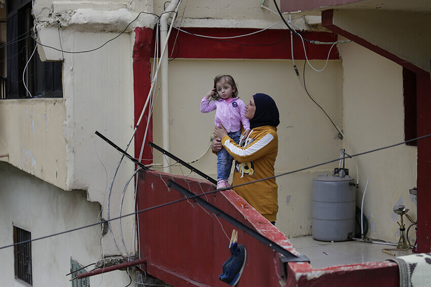 Faiqqa Homsi, amb la seva filla Maya, que va ser diagnosticada de càncer, al balcó del seu apartament al barri de Mulawiya