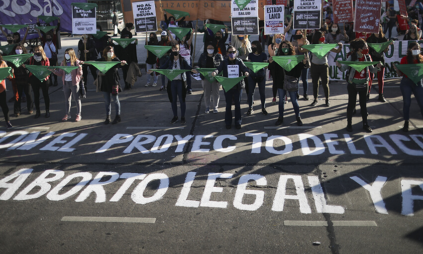 Activistas proaborto sostienen los icónicos pañuelos verdes a favor de la despenalización del aborto mientras protestan frente al Congreso durante un cierre ordenado por el gobierno para frenar la propagación del coronavirus en Buenos Aires, Argentina, el jueves 28 de mayo de 2020