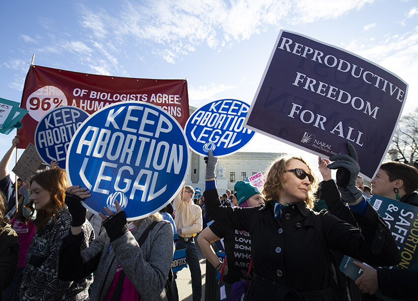 Manifestantes por el derecho al aborto se manifiestan frente a la Corte Suprema de Estados Unidos en Washington, el miércoles 4 de marzo de 2020.