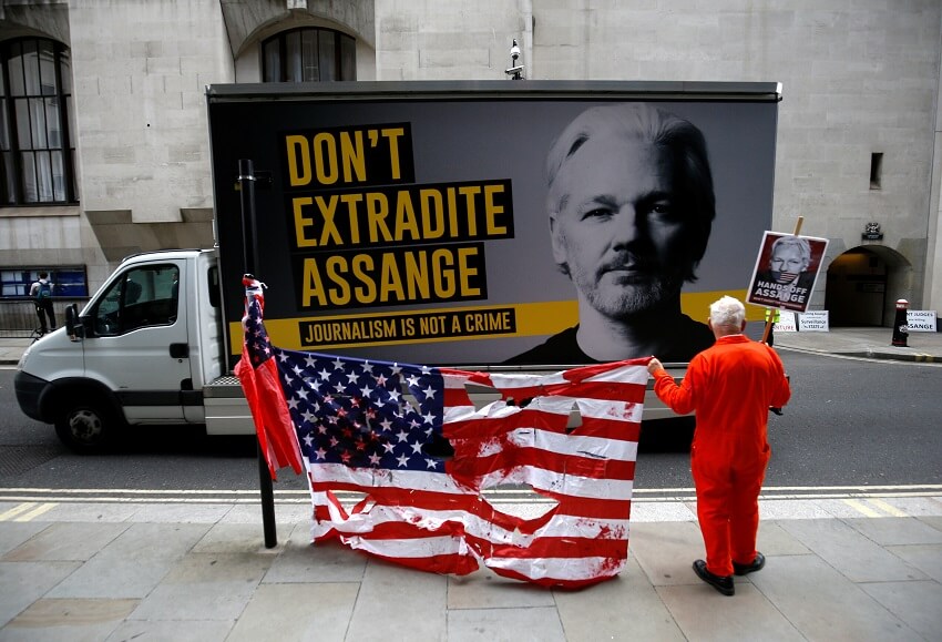 Un partidario de Julian Assange protesta antes de que comience la audiencia para decidir si Assange debe ser extraditado a los Estados Unidos, Londres, 9 de septiembre de 2020.