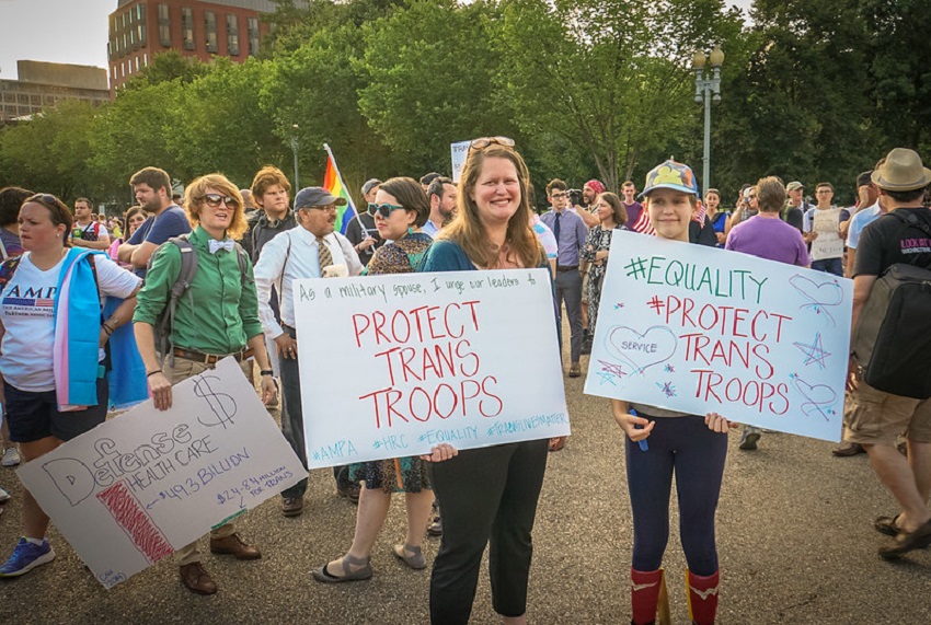 Activistas delante de la Corte Suprema de Estados Unidos