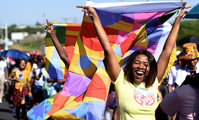 activistas celebran la despenalización de las relaciones sexuales entre personas del mismo sexo en Botsuana