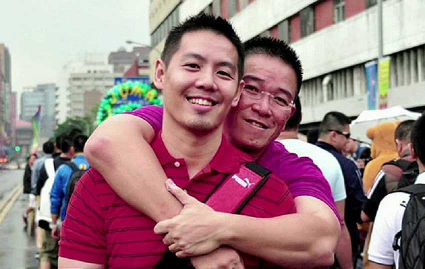 Dos hombres celebran los logros LGBTI conseguidos en Singapur