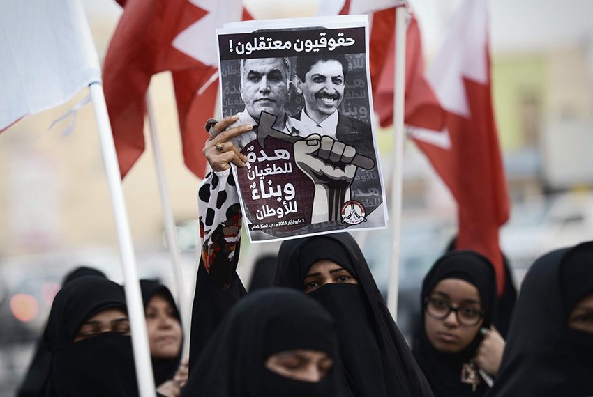Gente manifestándose en favor del activista de derechos humanos Nabeel Rajab. Fotografía: Mohammed Al-Shaikh/AFP/Getty Images