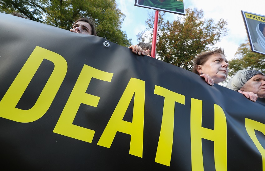 Activistas de Amnistía Internacional participan en una protesta contra la pena de muerte en Irán frente a la embajada de Irán en Bruselas, Bélgica