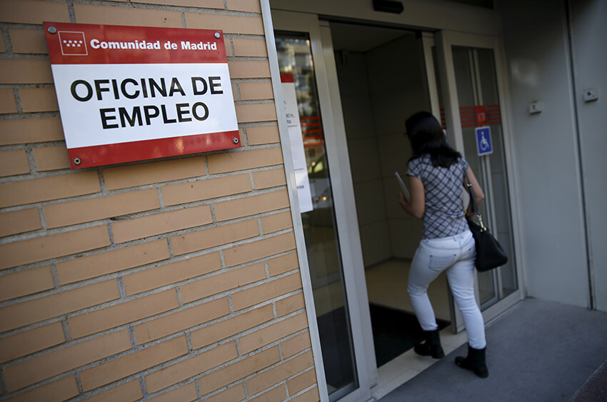 Una mujer entra en una oficina de empleo del gobierno en Madrid