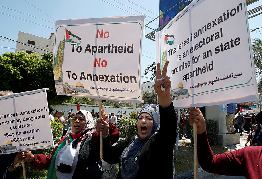 Manifestantes participan en una protesta contra el plan de Israel de anexar partes de Cisjordania ocupada por Israel, en la ciudad de Gaza el 1 de julio de 2020