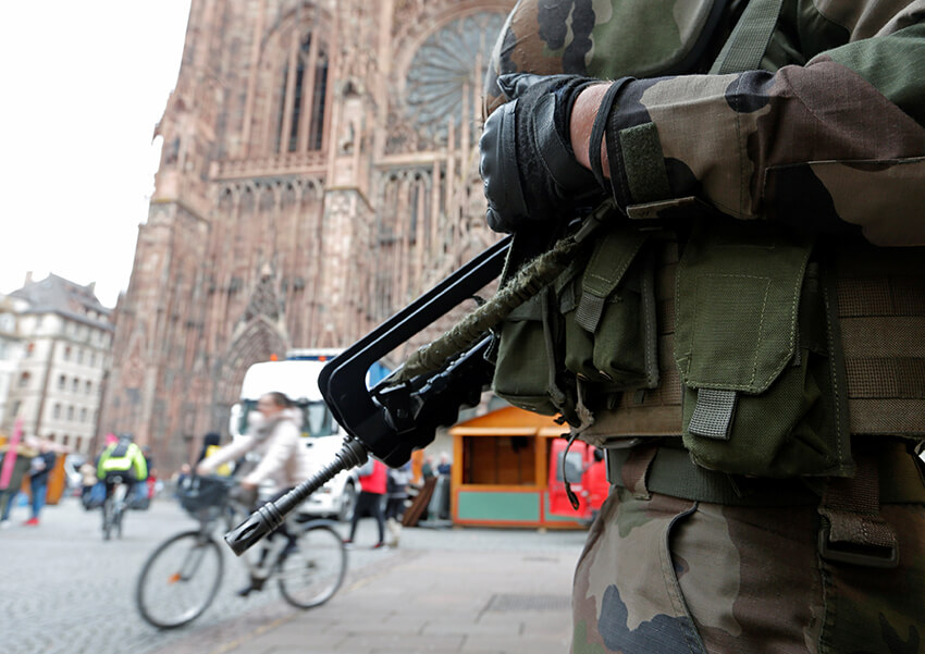 Un soldado francés en la catedral de Estrasburgo, en 2016 