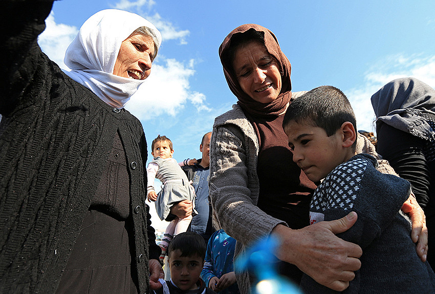 Un niño yazidí se abraza a su familia tras ser liberado del Estado Islámico, el 2 de marzo de 2019