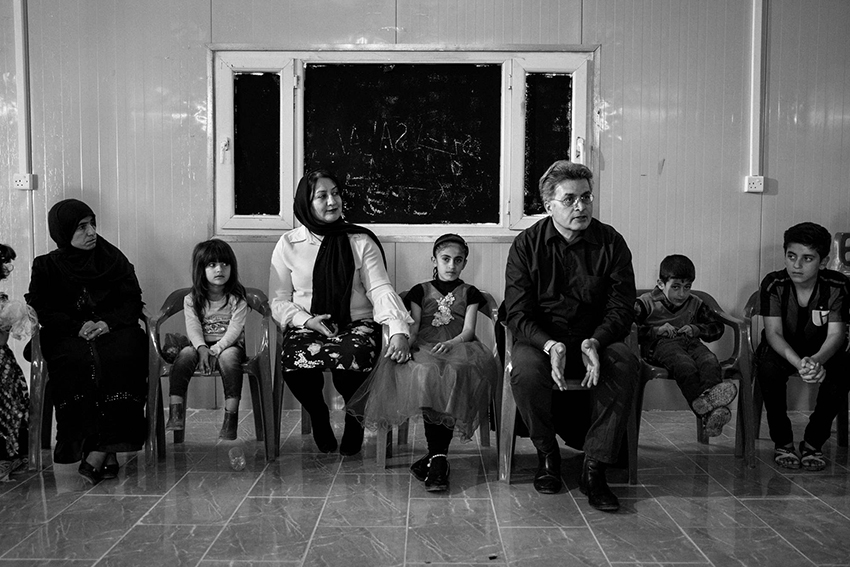 Un grupo de niños y niñas yazidíes sobrevivientes se reúne con el doctor Jan Ilhan Kizilhan, psicoterapeuta y decano del Instituto de Psicoterapia y Psicotraumatología de la Universidad de Dohuk. Fotografía: Adam Ferguson