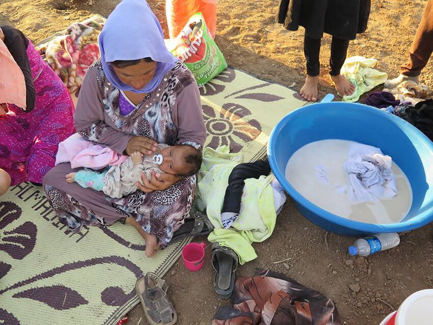 Mujeres yazidíes desplazadas afrontan duras condiciones sanitarias e higiénicas en el norte de Irak