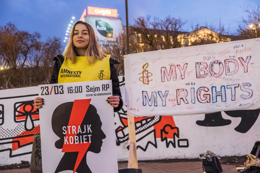 Una activista de Amnistía Internacional protesta contra las nuevas restricciones en la ley del aborto en Polonia. 