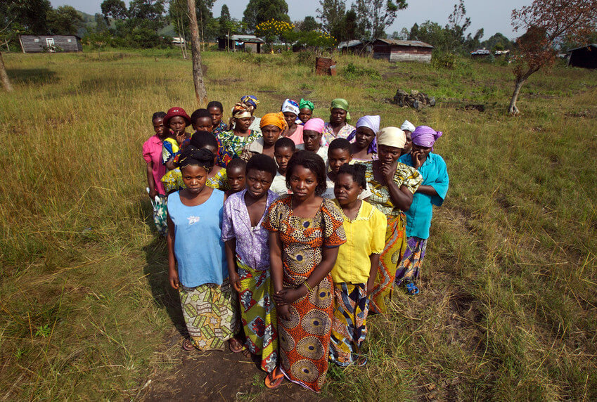 En la imagen vemos a un grupo de mujeres con fístula como resultado de una brutal violación. Esta condición produce tal estigma que las mujeres afectadas han fundado sus propios pueblos lejos del resto de la sociedad. Se estima que 250.000 mujeres han sido víctimas de violencia sexual durante el conflicto armado librado en la República Democrática del Congo