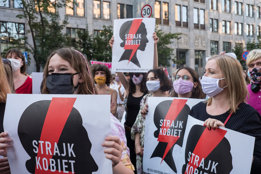 En Polonia, los grupos de mujeres siguen protestando, haciendo frente al hostigamiento, la detención, el procesamiento y el uso excesivo de la fuerza por la policía