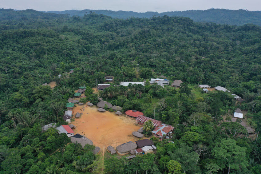 Un grupo de mujeres indígenas ecuatorianas de la selva amazónica pide más protección frente a las amenazas de muerte y los ataques mientras siguen luchando por defender sus tierras. 