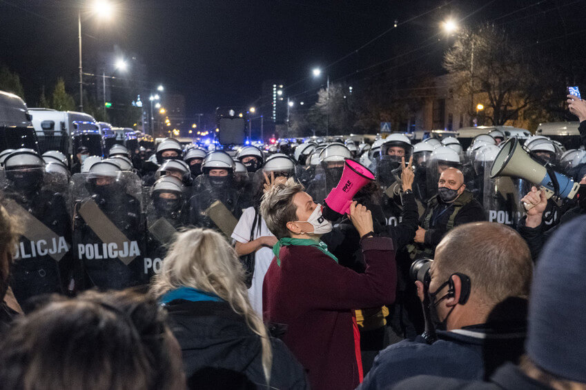 Un grupo de manifestantes se enfrentan a la policía antidisturbios que vigila la casa de Jaroslaw Kaczynski, líder del partido gobernante en Polonia, Ley y Justicia (PIS), durante una manifestación contra una decisión del Tribunal Constitucional sobre la restricción de la ley del aborto. Varsovia,  23 de octubre de 2020.