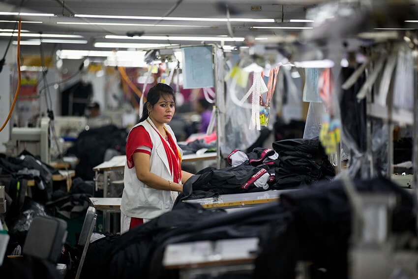 Una mujer bangladesí trabaja en la fábrica de ropa Snowtex en Dhamrai, cerca de Dhaka, Bangladesh, 19 de abril de 2018. 