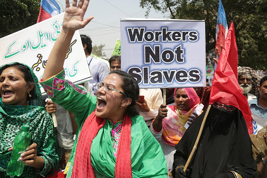 Mujeres pakistaníes participan en una manifestación en el Día Internacional del Trabajo en Lahore, Pakistán