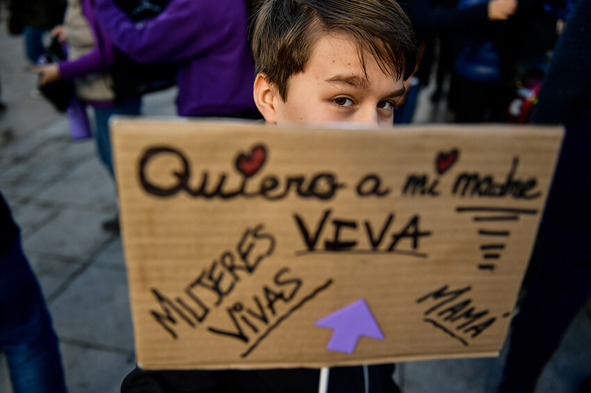 Un niño sostiene una pancarta en la que se lee: ''Mujeres vivas, quiero a mi madre viva'' mientras protesta por la violencia machista contra las mujeres, en Pamplona, el 25 de noviembre de 2018.