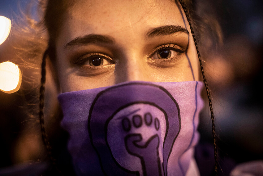 Una mujer asiste a una concentración con motivo del Día Internacional de la Mujer en Madrid, el viernes 8 de marzo de 2019