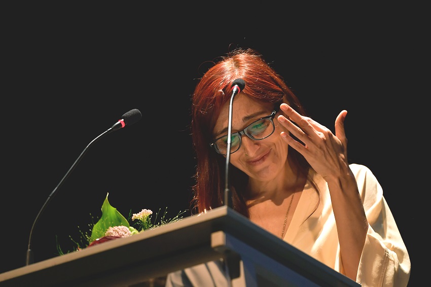 La activista española Helena Maleno reacciona tras recibir el ''Premio Guernica por la Paz y la Reconciliación'' en Guernica, el 11 de marzo de 2019.