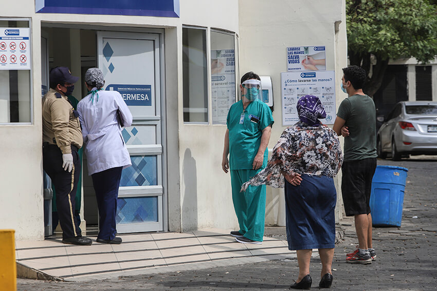 Trabajador de la salud a las puertas del hospital SERMESA en Managua, Nicaragua