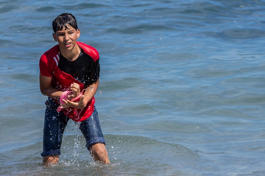 Un niño migrante llega al enclave español de Ceuta el martes 18 de mayo de 2021