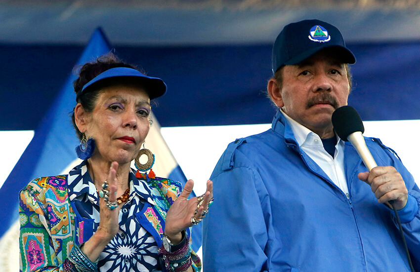 el presidente de Nicaragua, Daniel Ortega, y su esposa, la vicepresidenta Rosario Murillo, encabezan un mitin en Managua