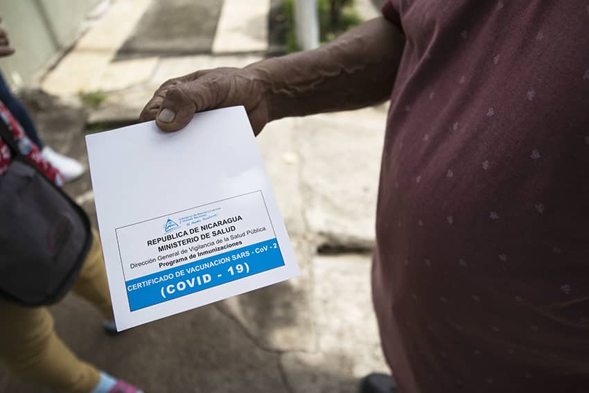 Un hombre muestra su certificado de vacunación después de recibir una dosis de la vacuna AstraZeneca en Managua, Nicaragua