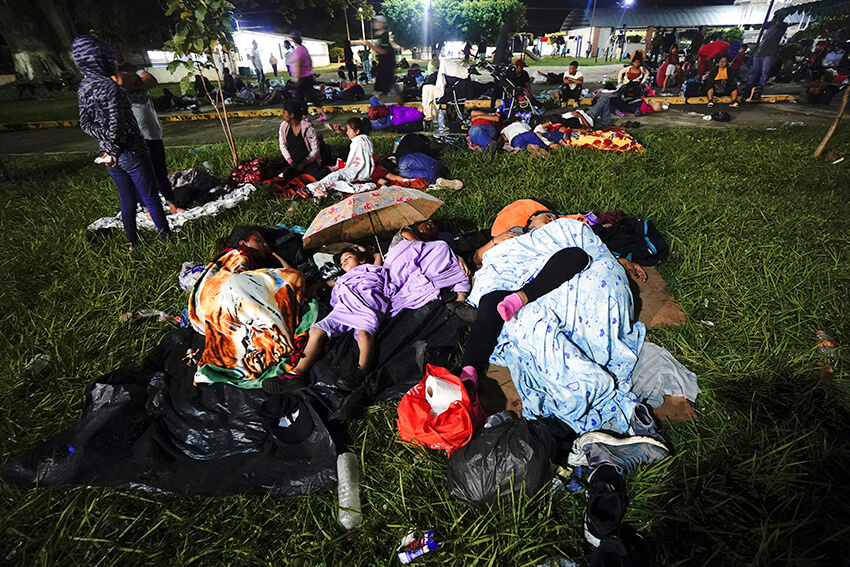 Migrantes que se dirigen al norte duermen en la calle