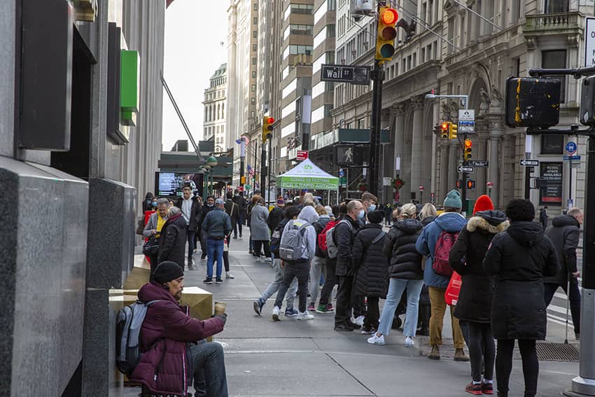 La gente hace cola para someterse a una PCR en Nueva York