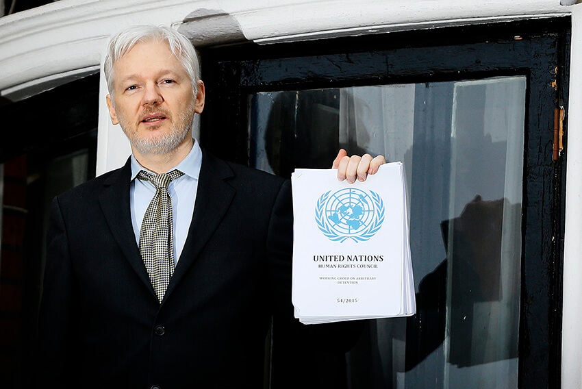 Julian Assange habla en el balcón de la Embajada de Ecuador en Londres