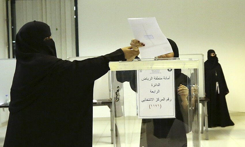 El derecho al voto femenino es una realidad, mujer saudí votando
