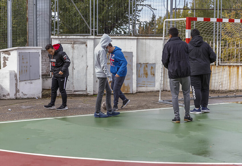 Patio de un instituto con chavales durante el recreo
