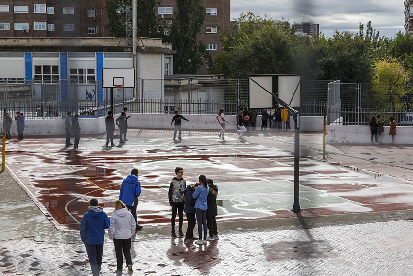 Chavales disfrutando del recreo en el patio del instituto