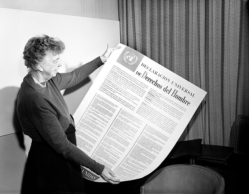 Eleanor Roosevelt sosteniendo un pliego de la Declaración Universal de los Derechos Humanos