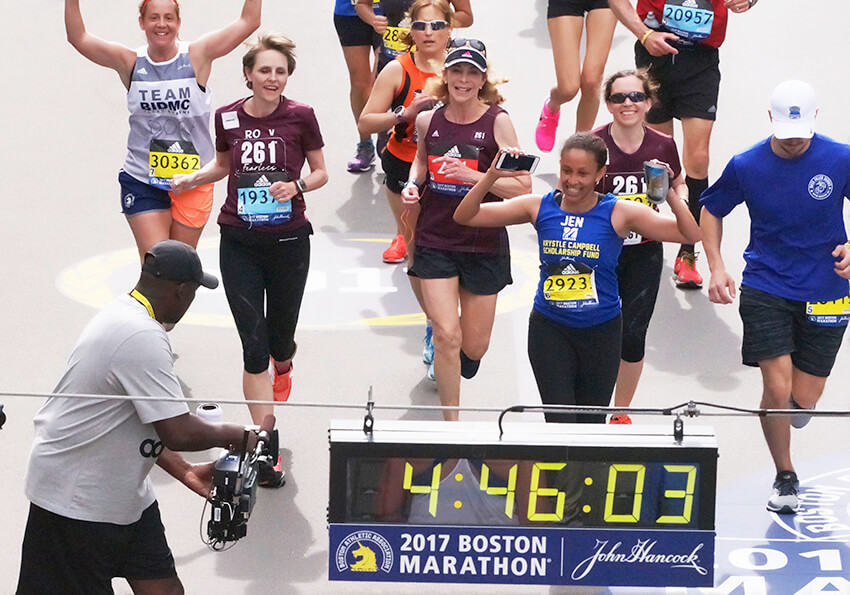 Kathrine Switzer llega a la meta en la maratón de Boston. Se ha convertido en un referente a la hora de fomentar la igualdad de género en el deporte 