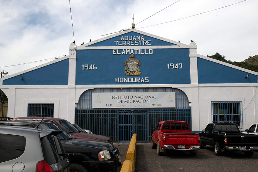 La venta de pruebas negativas falsas de COVID-19 es común en El Amatillo en la frontera enter Honduras y El Salvador