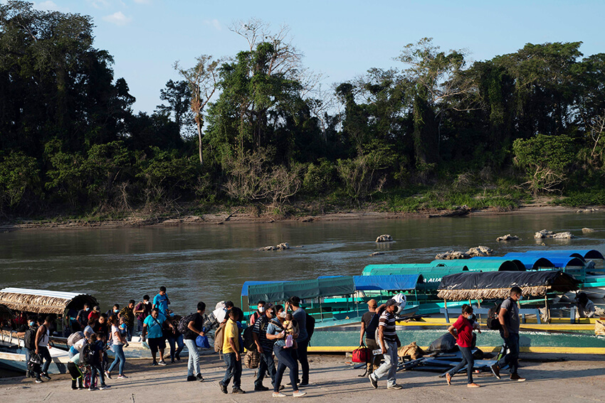 Migrantes cruzan el Río Usumacinta en las embarcaciones que transportan pasajeros de Guatemala a México. 