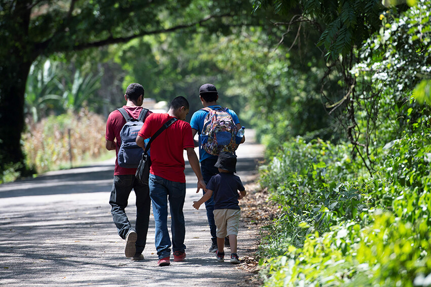 Migrantes hondureños caminan por la Selva Lacandona en Chiapas, México. 
