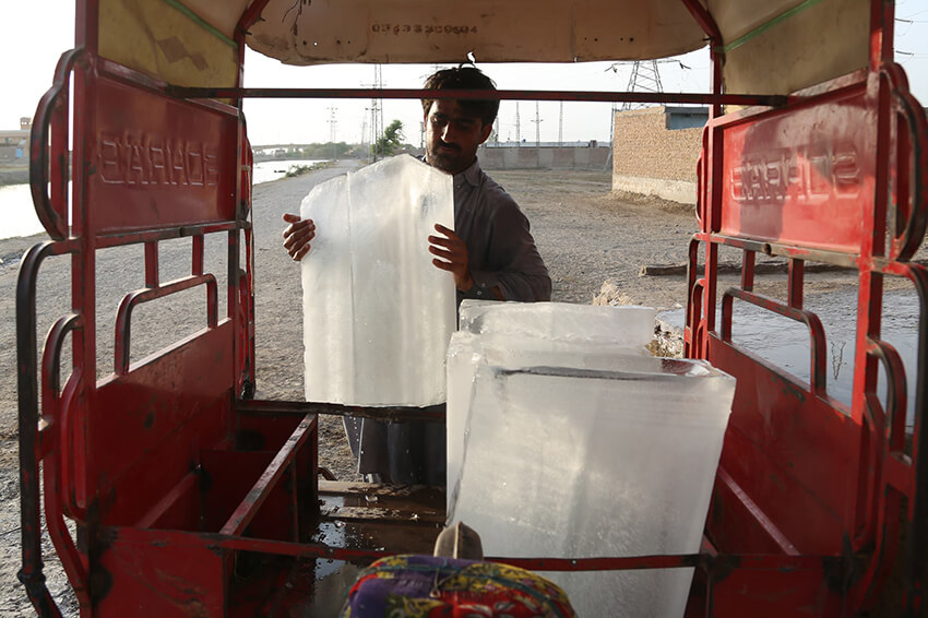 comprar hielo es un gasto necesario para muchos en Jacobabad.