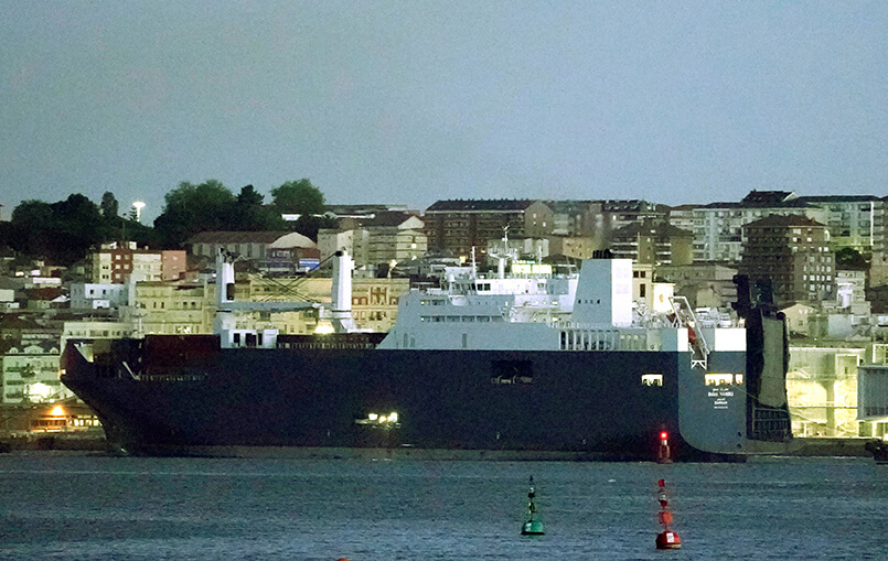 El carguero saudí Bahri-Yanbu entra en el puerto de Santander. 