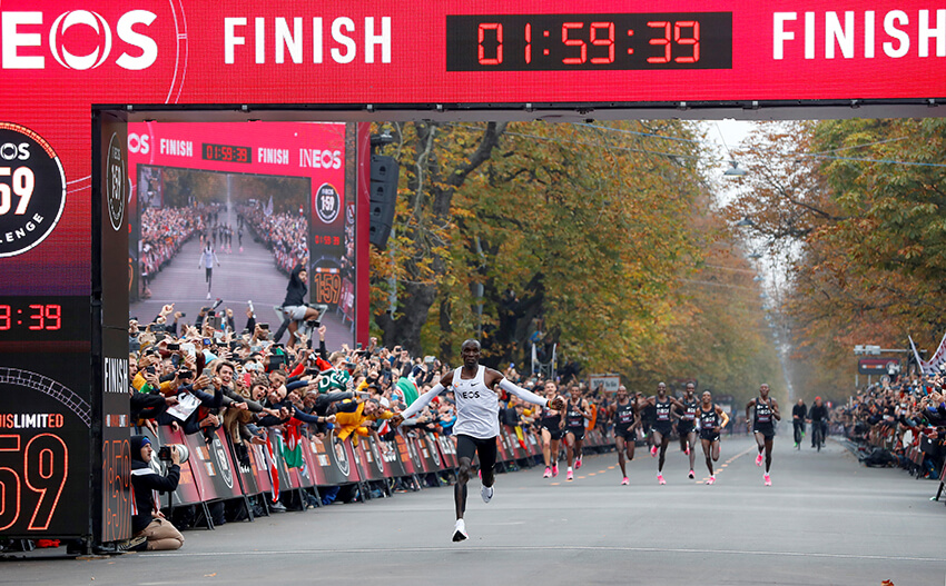 Eliud Kipchoge cruza la línea de meta durante su intento de correr una maratón en menos de dos horas en Viena, Austria, el 12 de octubre de 2019.