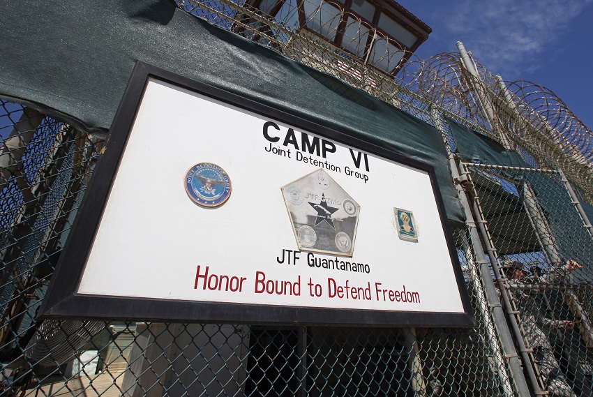 Un guardia abre la puerta en la entrada del Campamento VI, una prisión utilizada para albergar a los detenidos en la base naval de Estados Unidos en la Bahía de Guantánamo, Cuba, 5 de marzo de 2013.