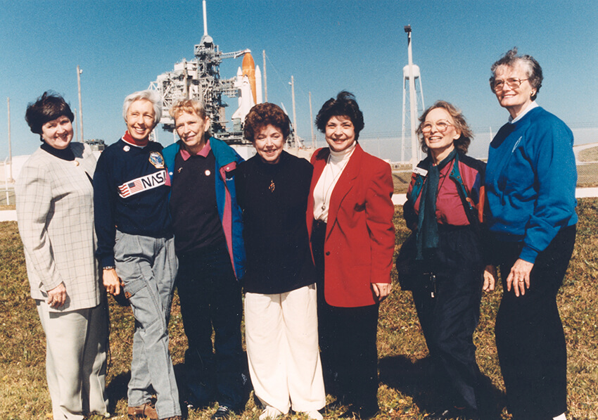 Siete participantes del programa "Mercury 13", un grupo de mujeres que se entrenaron para convertirse en astronautas para el primer programa de vuelos espaciales desarrollado en Estados Unidos a principios de la década de los 60. De izquierda a derecha: Gene Nora Jessen, Wally Funk, Jerrie Cobb, Jerri Truhill, Sarah Rutley, Myrtle Cagle y Bernice Steadman. 