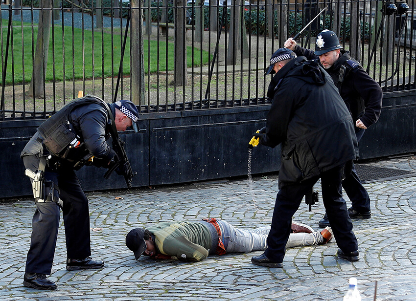  La policía utiiza armas táser contra un hombre dentro de los terrenos del Parlamento en Londres, el 11 de diciembre de 2018. 