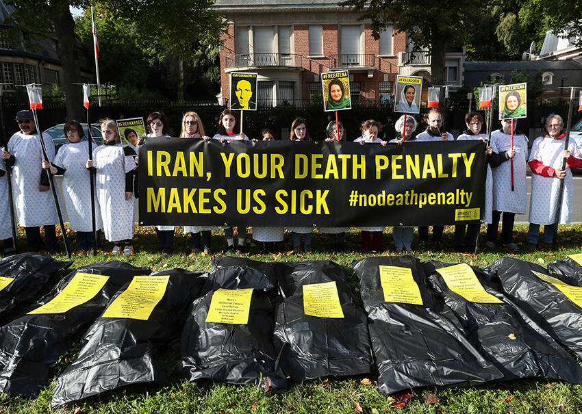 Activistas de Amnistía Internacional participan en una protesta contra la pena de muerte en Irán frente a la embajada de este país en Bruselas, el 10 de octubre de 2019.